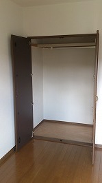 closet.jpg(9992 byte)